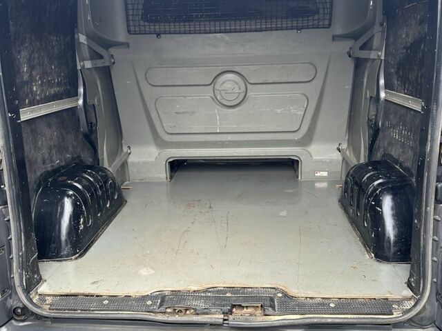 Черный Опель Виваро, объемом двигателя 2.5 л и пробегом 260 тыс. км за 8500 $, фото 4 на Automoto.ua