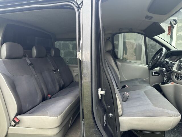 Черный Опель Виваро, объемом двигателя 2.5 л и пробегом 260 тыс. км за 8500 $, фото 1 на Automoto.ua