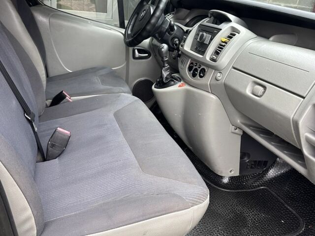 Черный Опель Виваро, объемом двигателя 2.5 л и пробегом 260 тыс. км за 8500 $, фото 3 на Automoto.ua