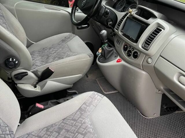 Чорний Опель Віваро, об'ємом двигуна 2.46 л та пробігом 400 тис. км за 8800 $, фото 3 на Automoto.ua