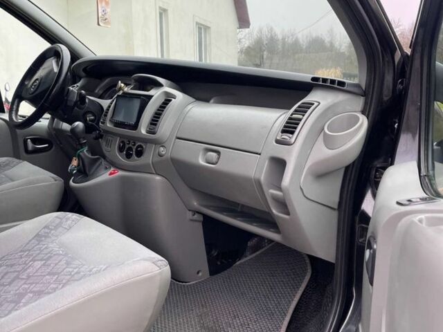 Чорний Опель Віваро, об'ємом двигуна 2.46 л та пробігом 400 тис. км за 8800 $, фото 4 на Automoto.ua