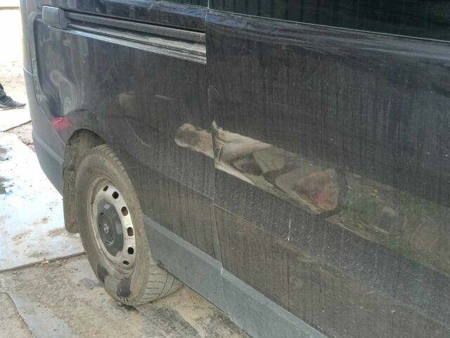 Чорний Опель Віваро, об'ємом двигуна 1.6 л та пробігом 360 тис. км за 15000 $, фото 3 на Automoto.ua