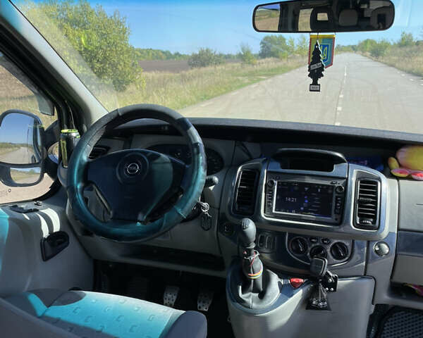 Черный Опель Виваро, объемом двигателя 2.5 л и пробегом 350 тыс. км за 7500 $, фото 34 на Automoto.ua