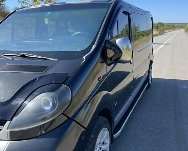 Черный Опель Виваро, объемом двигателя 2.5 л и пробегом 350 тыс. км за 7500 $, фото 1 на Automoto.ua
