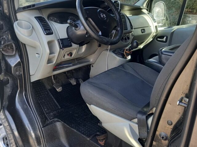 Черный Опель Виваро, объемом двигателя 2.5 л и пробегом 217 тыс. км за 8500 $, фото 5 на Automoto.ua