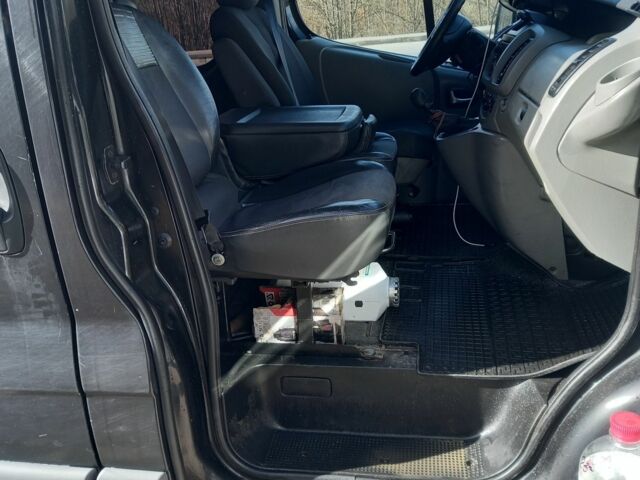 Черный Опель Виваро, объемом двигателя 2.5 л и пробегом 217 тыс. км за 8500 $, фото 6 на Automoto.ua