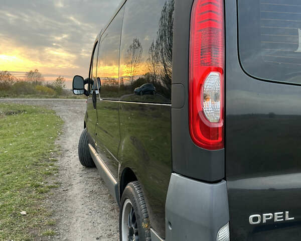 Чорний Опель Віваро, об'ємом двигуна 2 л та пробігом 273 тис. км за 9900 $, фото 2 на Automoto.ua