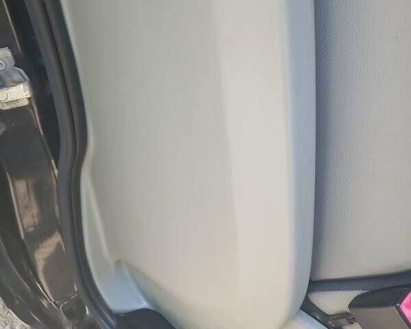 Черный Опель Виваро, объемом двигателя 2.5 л и пробегом 252 тыс. км за 9350 $, фото 18 на Automoto.ua