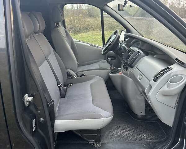 Чорний Опель Віваро, об'ємом двигуна 2 л та пробігом 273 тис. км за 9900 $, фото 16 на Automoto.ua