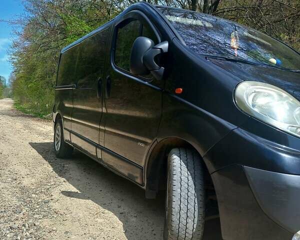 Черный Опель Виваро, объемом двигателя 2.5 л и пробегом 252 тыс. км за 9350 $, фото 4 на Automoto.ua