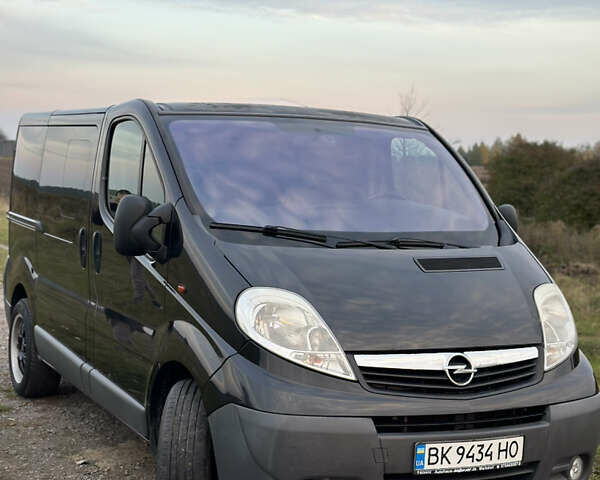 Чорний Опель Віваро, об'ємом двигуна 2 л та пробігом 273 тис. км за 9900 $, фото 1 на Automoto.ua