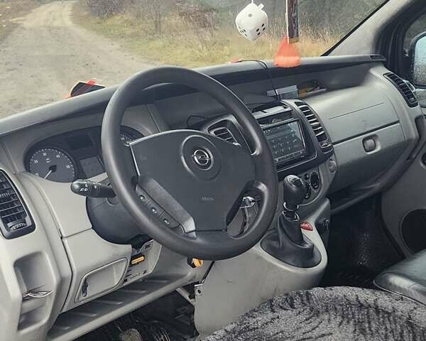 Черный Опель Виваро, объемом двигателя 2.5 л и пробегом 360 тыс. км за 9800 $, фото 7 на Automoto.ua