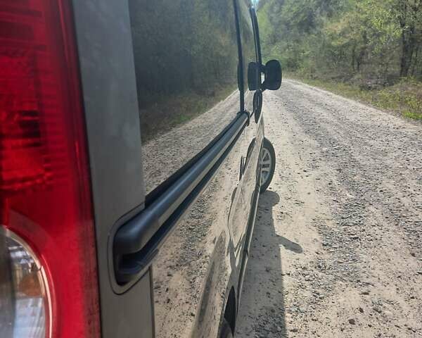 Черный Опель Виваро, объемом двигателя 2.5 л и пробегом 252 тыс. км за 9350 $, фото 23 на Automoto.ua