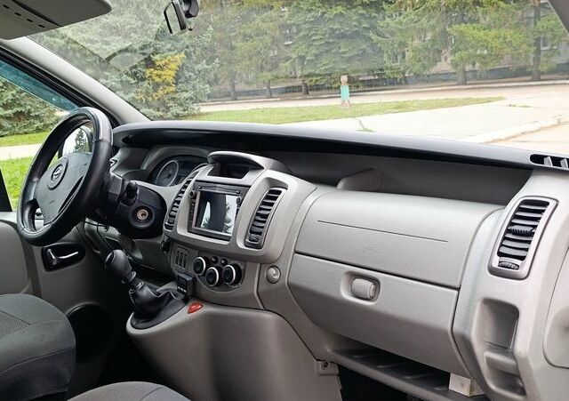 Черный Опель Виваро, объемом двигателя 2 л и пробегом 220 тыс. км за 8900 $, фото 10 на Automoto.ua