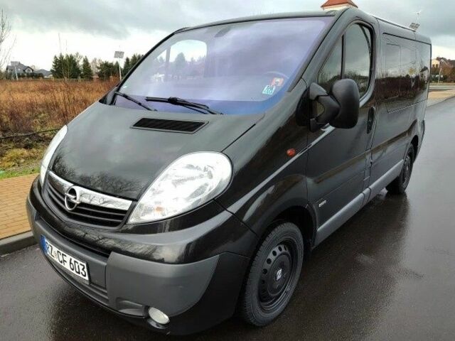 Черный Опель Виваро, объемом двигателя 2 л и пробегом 230 тыс. км за 7400 $, фото 2 на Automoto.ua