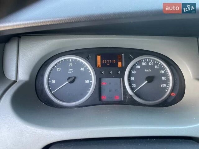 Чорний Опель Віваро, об'ємом двигуна 2 л та пробігом 300 тис. км за 11000 $, фото 4 на Automoto.ua