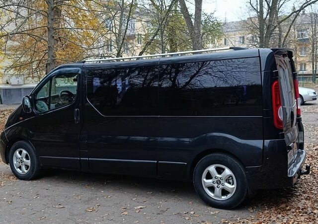 Черный Опель Виваро, объемом двигателя 2 л и пробегом 220 тыс. км за 8900 $, фото 4 на Automoto.ua