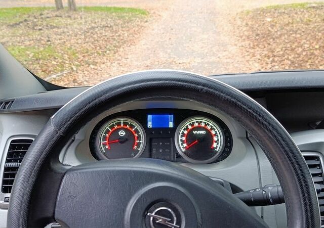 Черный Опель Виваро, объемом двигателя 2 л и пробегом 220 тыс. км за 8900 $, фото 12 на Automoto.ua