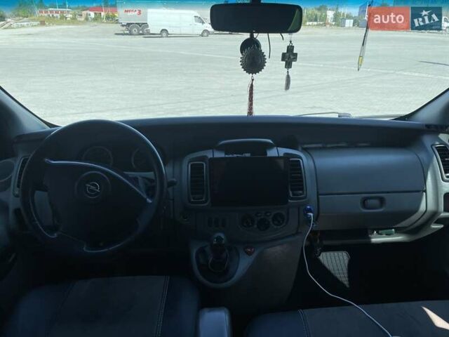 Чорний Опель Віваро, об'ємом двигуна 2 л та пробігом 300 тис. км за 11000 $, фото 9 на Automoto.ua