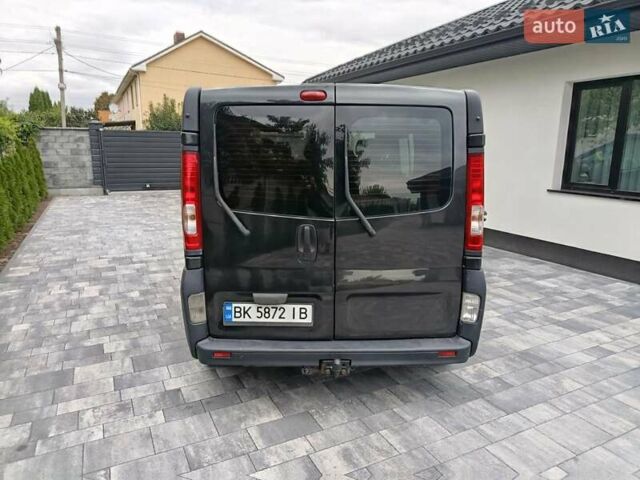 Черный Опель Виваро, объемом двигателя 2.5 л и пробегом 280 тыс. км за 9700 $, фото 5 на Automoto.ua