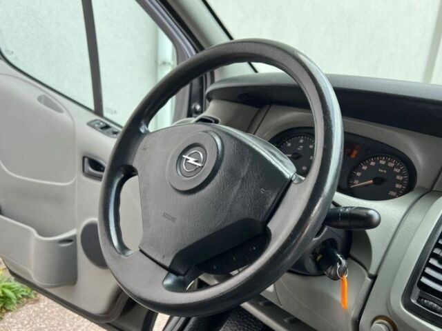 Черный Опель Виваро, объемом двигателя 1.9 л и пробегом 230 тыс. км за 3300 $, фото 10 на Automoto.ua