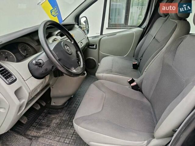 Черный Опель Виваро, объемом двигателя 2.5 л и пробегом 280 тыс. км за 9700 $, фото 3 на Automoto.ua