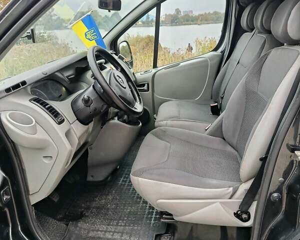 Черный Опель Виваро, объемом двигателя 2.5 л и пробегом 280 тыс. км за 9200 $, фото 1 на Automoto.ua