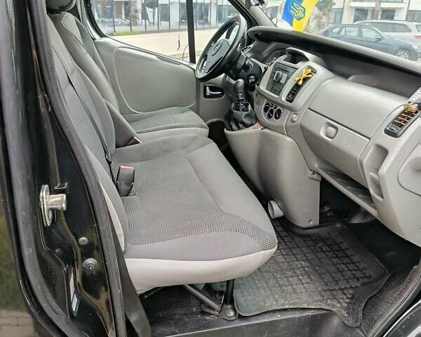 Черный Опель Виваро, объемом двигателя 2.5 л и пробегом 280 тыс. км за 9200 $, фото 9 на Automoto.ua