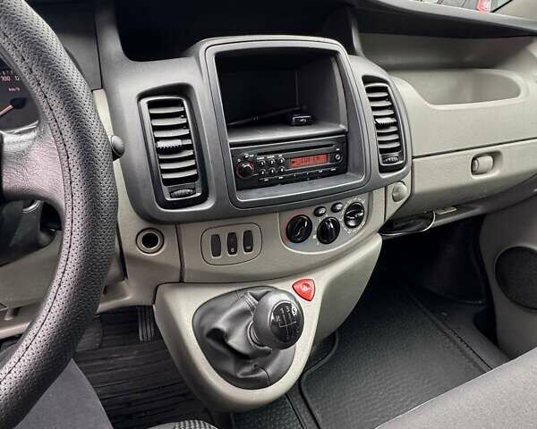 Чорний Опель Віваро, об'ємом двигуна 2 л та пробігом 195 тис. км за 12900 $, фото 15 на Automoto.ua