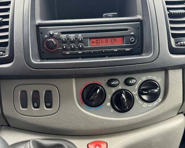 Чорний Опель Віваро, об'ємом двигуна 2 л та пробігом 195 тис. км за 12900 $, фото 16 на Automoto.ua