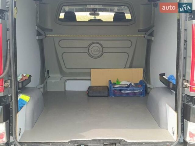 Черный Опель Виваро, объемом двигателя 2.5 л и пробегом 392 тыс. км за 13400 $, фото 26 на Automoto.ua