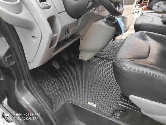 Черный Опель Виваро, объемом двигателя 2.5 л и пробегом 390 тыс. км за 12500 $, фото 7 на Automoto.ua