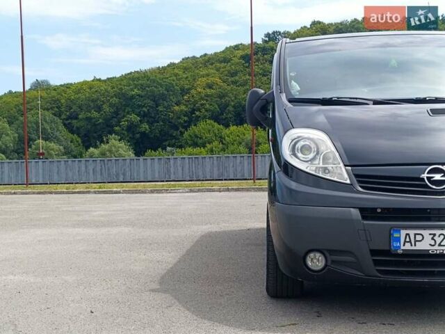 Черный Опель Виваро, объемом двигателя 2.5 л и пробегом 392 тыс. км за 13400 $, фото 2 на Automoto.ua