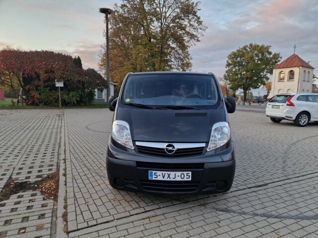Черный Опель Виваро, объемом двигателя 2 л и пробегом 332 тыс. км за 8800 $, фото 2 на Automoto.ua