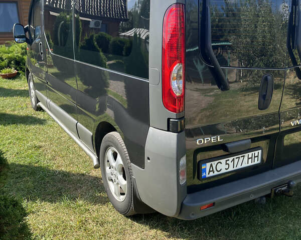 Черный Опель Виваро, объемом двигателя 2 л и пробегом 236 тыс. км за 15000 $, фото 3 на Automoto.ua