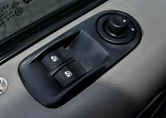 Черный Опель Виваро, объемом двигателя 2 л и пробегом 215 тыс. км за 8500 $, фото 21 на Automoto.ua