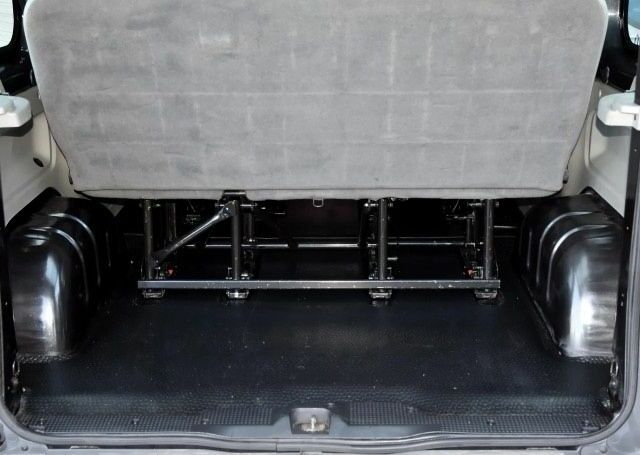 Черный Опель Виваро, объемом двигателя 2 л и пробегом 215 тыс. км за 8500 $, фото 9 на Automoto.ua