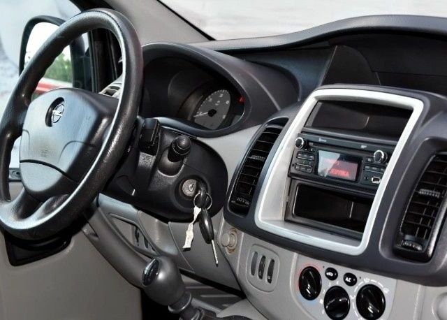 Черный Опель Виваро, объемом двигателя 2 л и пробегом 215 тыс. км за 8500 $, фото 10 на Automoto.ua