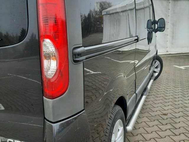 Черный Опель Виваро, объемом двигателя 2 л и пробегом 288 тыс. км за 7000 $, фото 6 на Automoto.ua