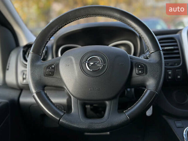 Черный Опель Виваро, объемом двигателя 1.6 л и пробегом 270 тыс. км за 17300 $, фото 7 на Automoto.ua