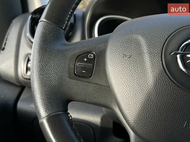 Черный Опель Виваро, объемом двигателя 1.6 л и пробегом 270 тыс. км за 17300 $, фото 8 на Automoto.ua