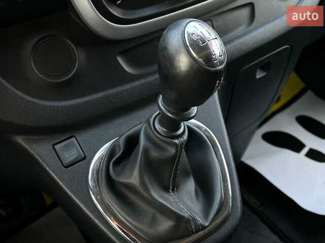 Черный Опель Виваро, объемом двигателя 1.6 л и пробегом 270 тыс. км за 17300 $, фото 13 на Automoto.ua