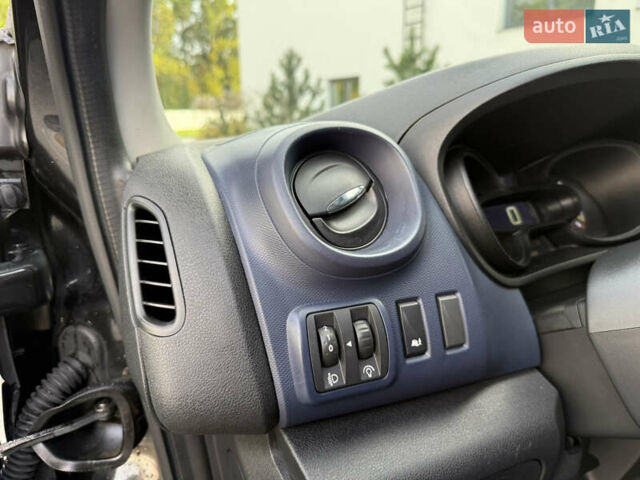 Чорний Опель Віваро, об'ємом двигуна 1.6 л та пробігом 268 тис. км за 14300 $, фото 34 на Automoto.ua