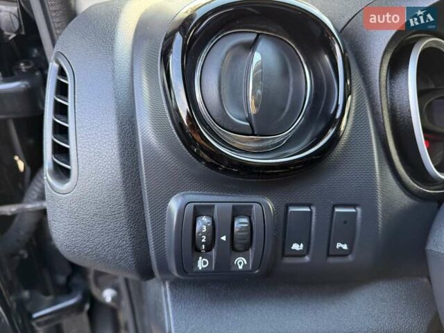 Черный Опель Виваро, объемом двигателя 1.6 л и пробегом 244 тыс. км за 19500 $, фото 15 на Automoto.ua