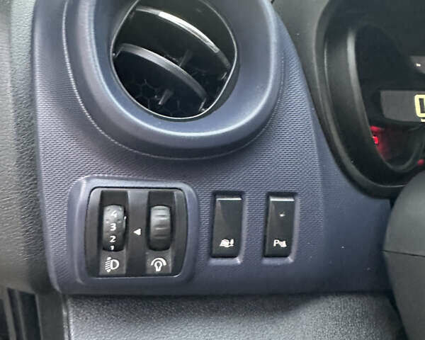 Чорний Опель Віваро, об'ємом двигуна 1.6 л та пробігом 213 тис. км за 16500 $, фото 19 на Automoto.ua