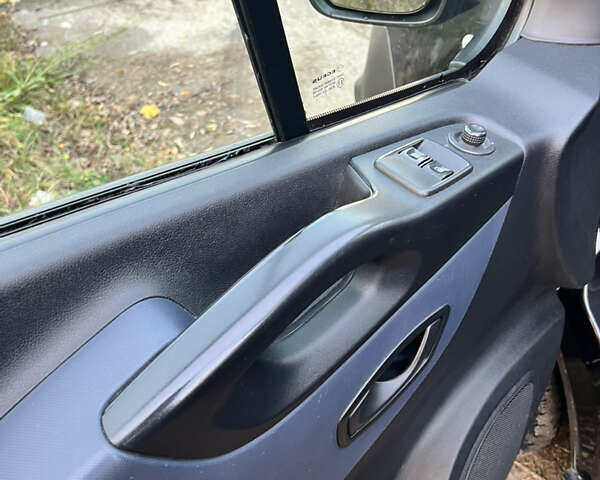 Чорний Опель Віваро, об'ємом двигуна 1.6 л та пробігом 299 тис. км за 16300 $, фото 7 на Automoto.ua