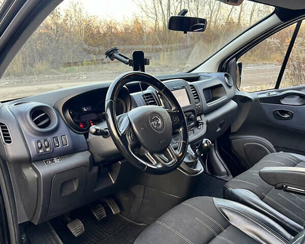 Чорний Опель Віваро, об'ємом двигуна 1.6 л та пробігом 299 тис. км за 16300 $, фото 5 на Automoto.ua
