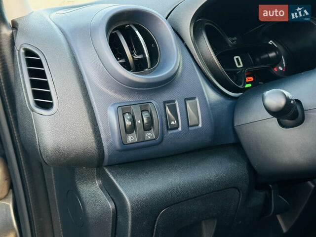 Черный Опель Виваро, объемом двигателя 1.6 л и пробегом 180 тыс. км за 22900 $, фото 21 на Automoto.ua