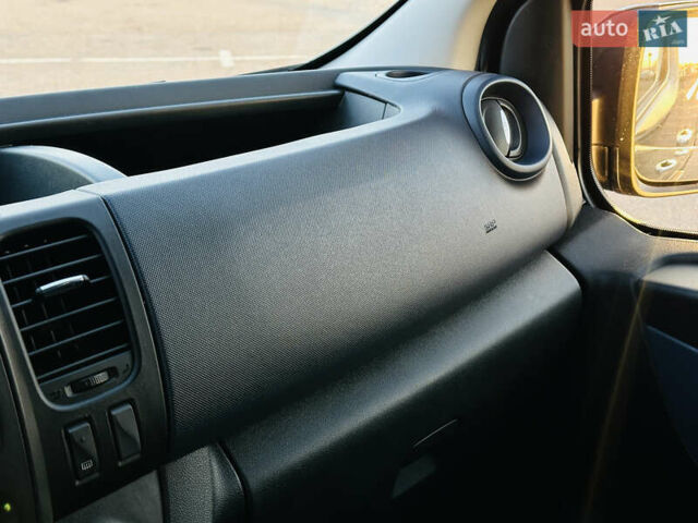 Черный Опель Виваро, объемом двигателя 1.6 л и пробегом 180 тыс. км за 22900 $, фото 23 на Automoto.ua