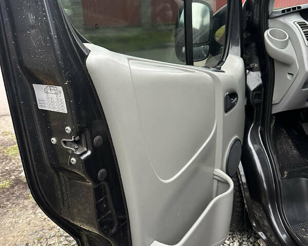 Черный Опель Виваро, объемом двигателя 2 л и пробегом 583 тыс. км за 10500 $, фото 16 на Automoto.ua